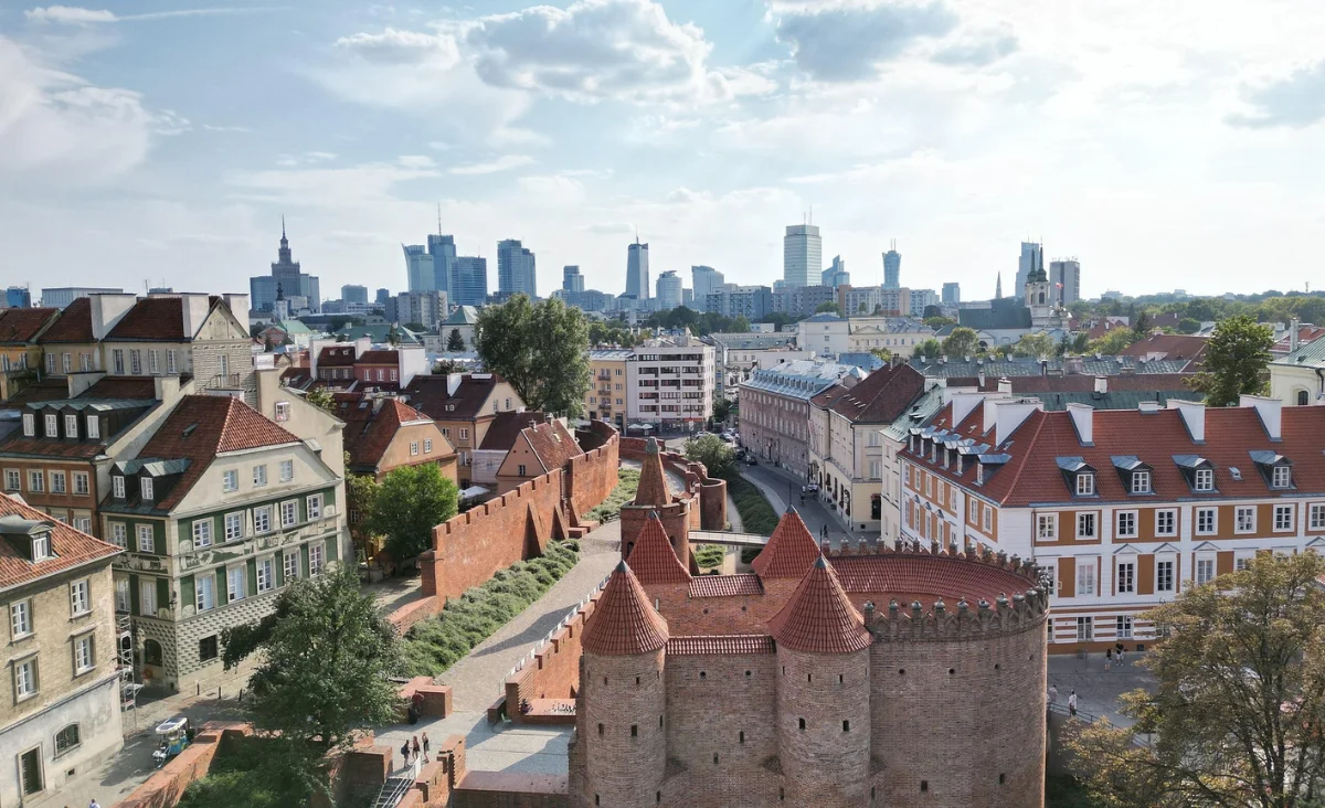 Stadtansicht von Warschau, Polen, die moderne Architektur und historische Stätten harmonisch vereint.
