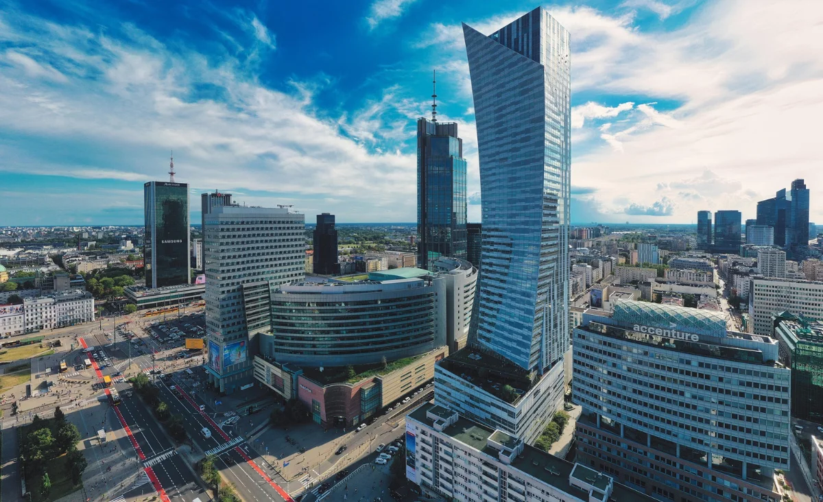 Luftaufnahme einer modernen Stadtlandschaft in Krakau, Polen, mit markanten Gebäuden und urbaner Infrastruktur.