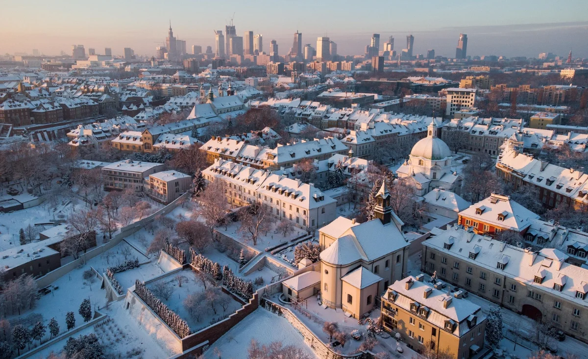 Luftaufnahme der Stadt Warschau, Polen, im Winter, mit schneebedeckten Dächern und frostigen Straßen.