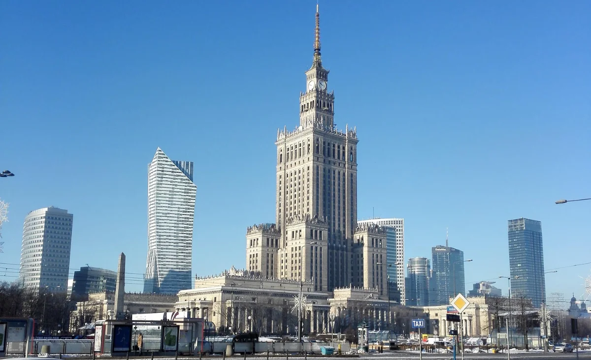 Die Skyline von Warschau, Polen, mit modernen Gebäuden und historischen Wahrzeichen unter blauem Himmel.