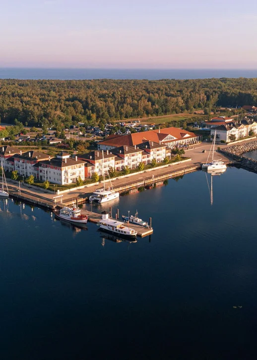Blick auf die Marina und das Beech Resort Boltenhagen