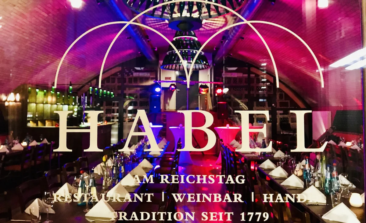 Restaurant Habel am Reichstag in Berlin, bekannt für interaktive Dinner-Krimis und ein köstliches 3-Gänge-Menü.