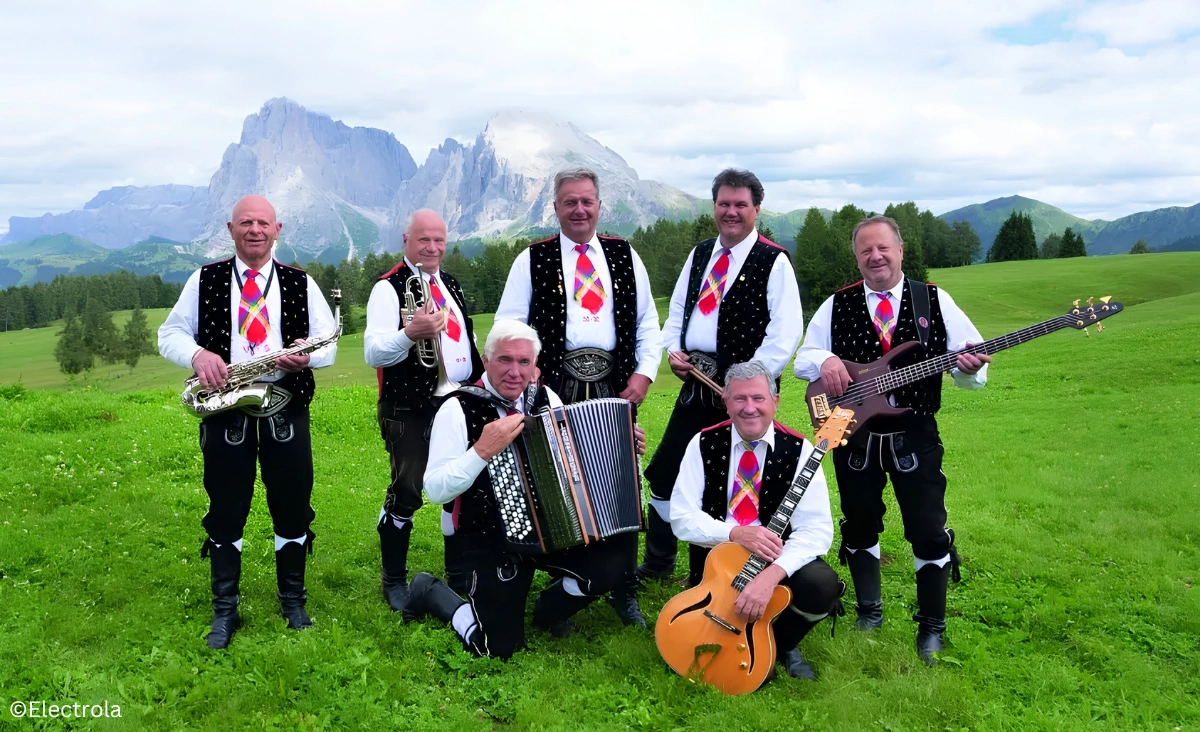 Kastelruther Spatzen Gruppenfoto auf einer Weide vor dem live Konzert.