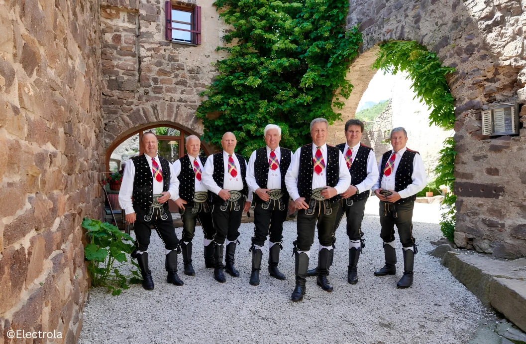 Kastelruther Spatzen Gruppenfoto im Schloss vor dem live Konzert.