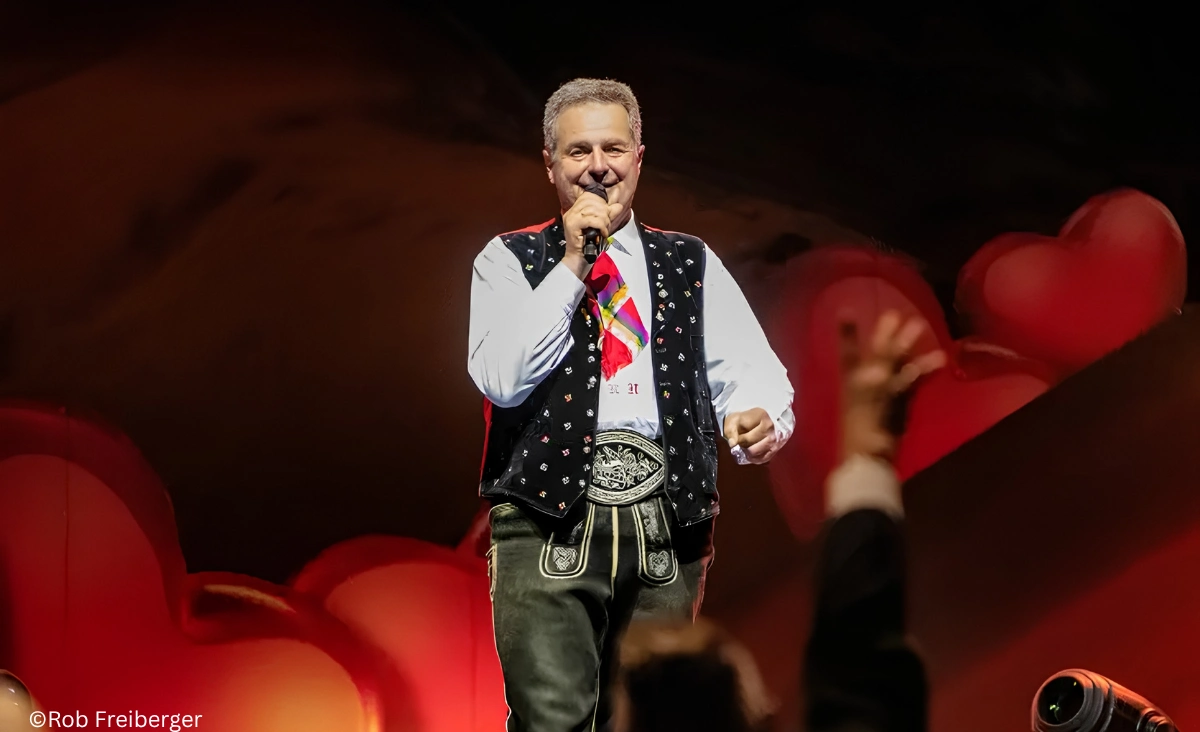 Kastelruther Spatzen live Konzert - Frontmann mit Publikum.