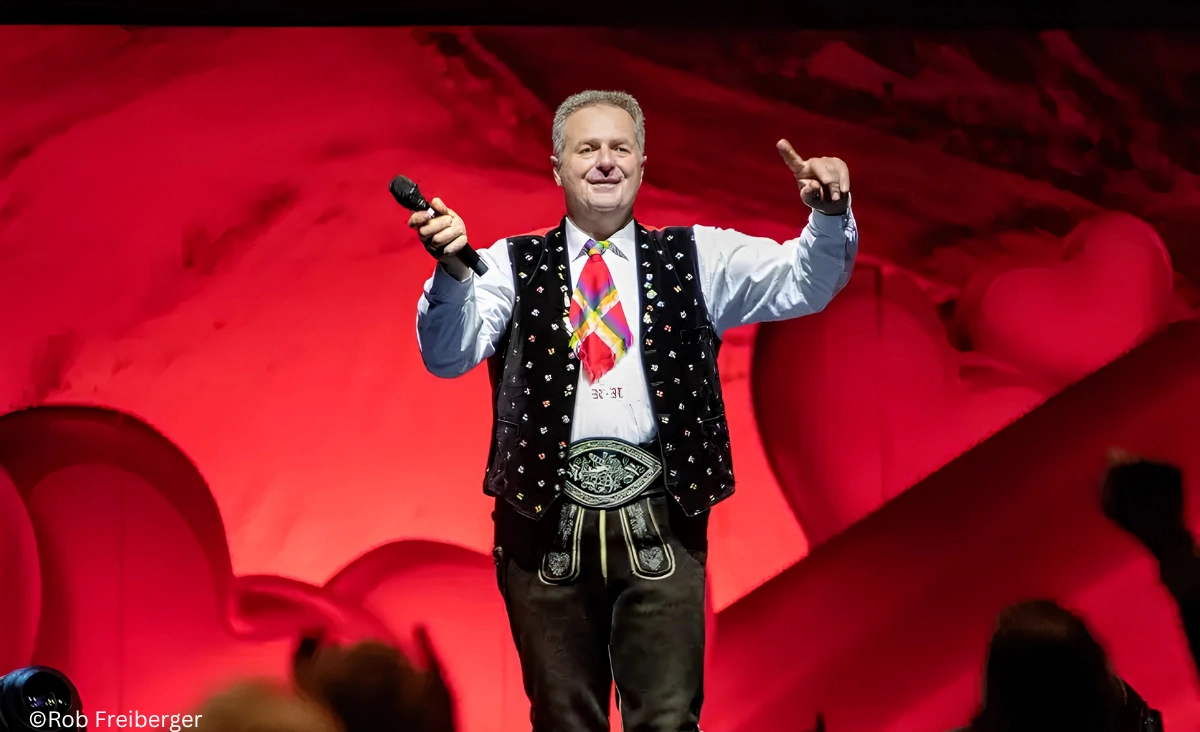 Kastelruther Spatzen live Konzert - Frontmann mit Publikum.