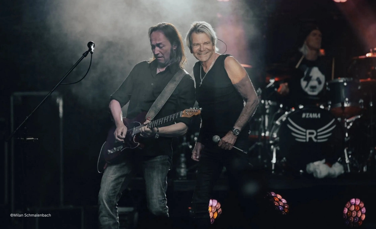 Matthias Reim und sein Gitarrist live auf der Bühne im Konzert für 35 Jahre Verdammt ich lieb dich