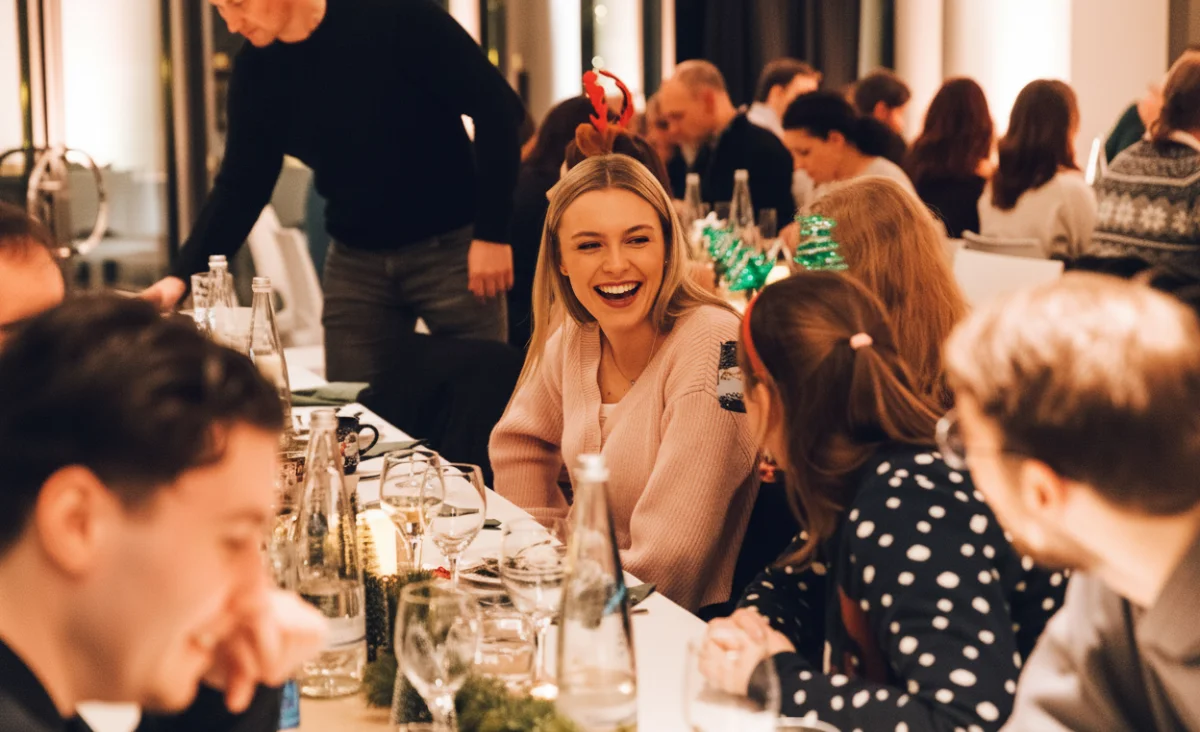 Gute Stimmung und fröhliche Gäste beim festlichen Dinner auf dem All Inclusive Weihnachtsmarkt Schöneweide
