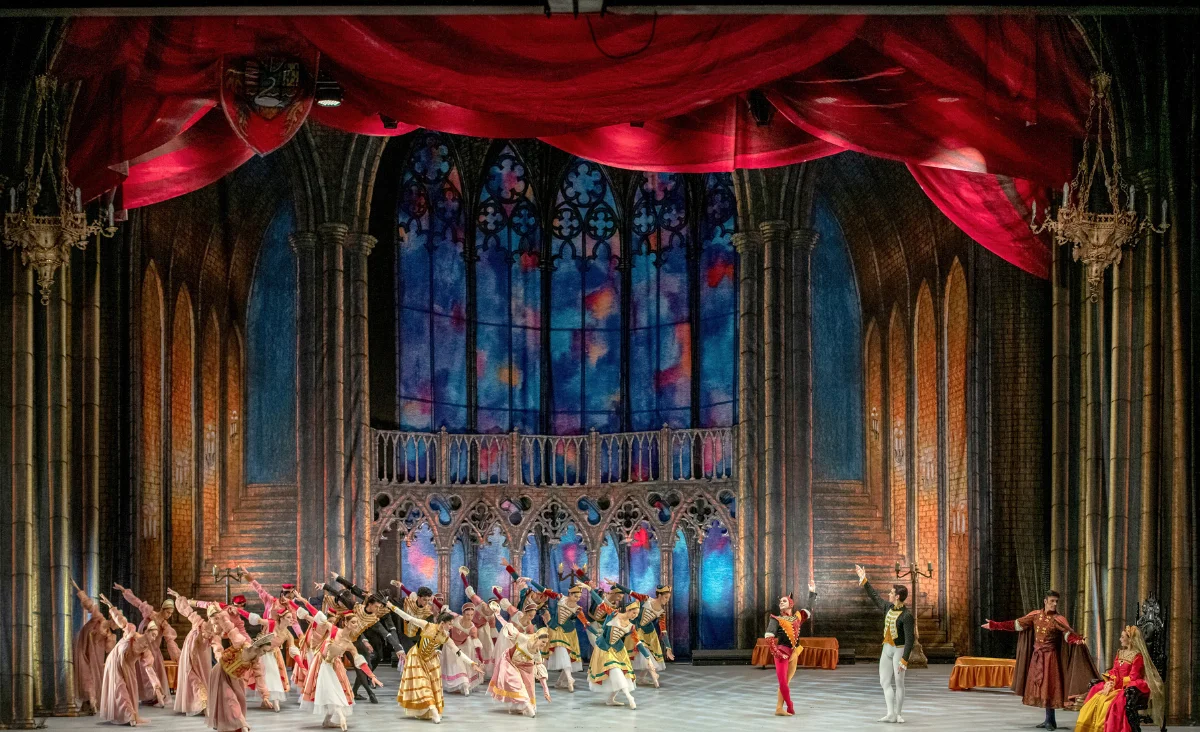 Grand Classic Ballett, Aufführung des Schwanensees, Tänzer in prachtvollen Kostümen, festliche Bühnenkulisse.